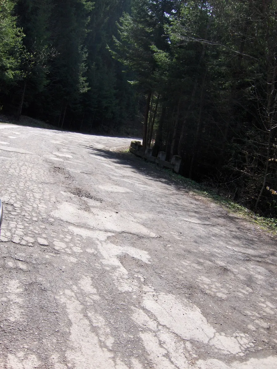 Drumul spre o importantă destinaţie turistică este plin de gropi
