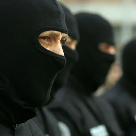 Unul dintre presupuşii hoţi ai maşinii lui Becali s-a predat Poliţiei 