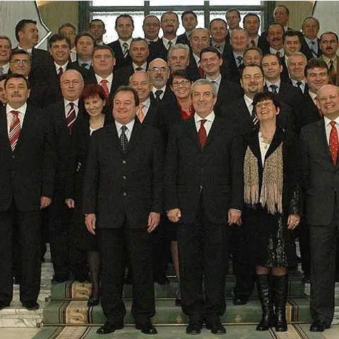 Guvernul Boc cheltuieşte 2,6 milioane de euro anual pe salariile foştilor prefecţi şi subprefecţi