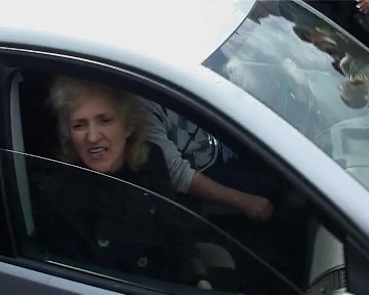 Sute de oameni au protestat la Băile Olăneşti supăraţi că trebuie să plătească apa minerală 