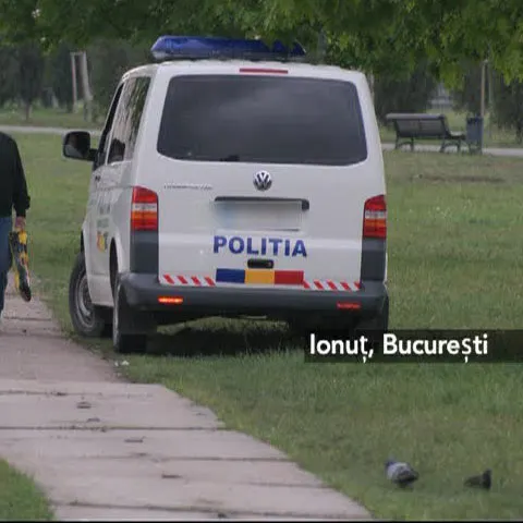 O maşină a poliţiei a fost parcată pe iarbă în Parcul Izvor din Capitală