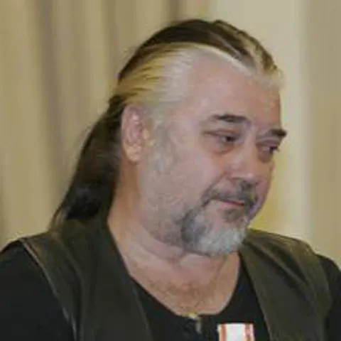 Liderul Phoenix este nemulţumit că melodiile trupei nu sunt difuzate la radio