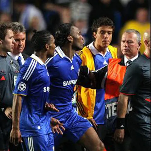 Drogba riscă să fie suspendat de UEFA, după ce l-a înjurat pe arbitrul semifinalei cu Barcelona!