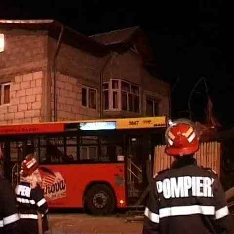 Un autobuz a intrat într-o casă din Ploieşti