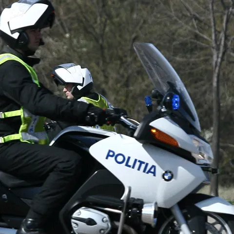 Poliţiştii constănţeni au tras patru gloanţe asupra unui şofer care nu a oprit la semnalul acestora