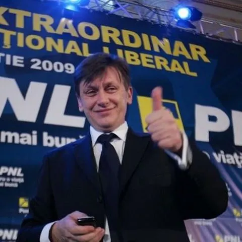 Antonescu a întârziat la şedinţa conducerii PNL în care a fost desemnat candidat la prezidenţiale