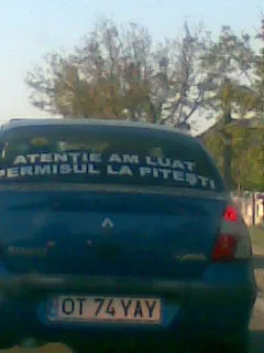 ,,Atenţie am luat permisul la Piteşti" - este avertismentul postat de un şofer în spatele autovehiculului