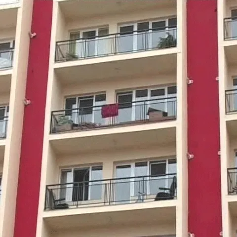 Proprietarii din blocurile Capitalei nu mai vor firme în apartamente. Care e părerea ta? 