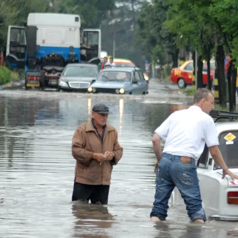 Mai multe străzi din municipiul Ploieşti au fost inundate
