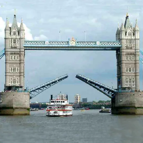 Şase persoane rănite după ce un lift din Tower Bridge s-a prăbuşit