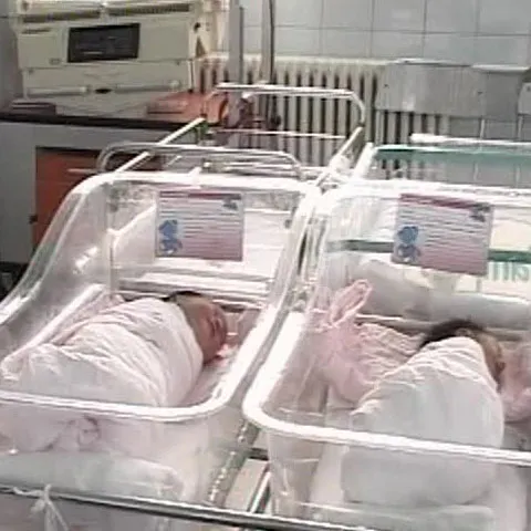 Mamele de gemeni sau tripleţi vor primi mai mulţi bani de la stat decât cele cu un copil 