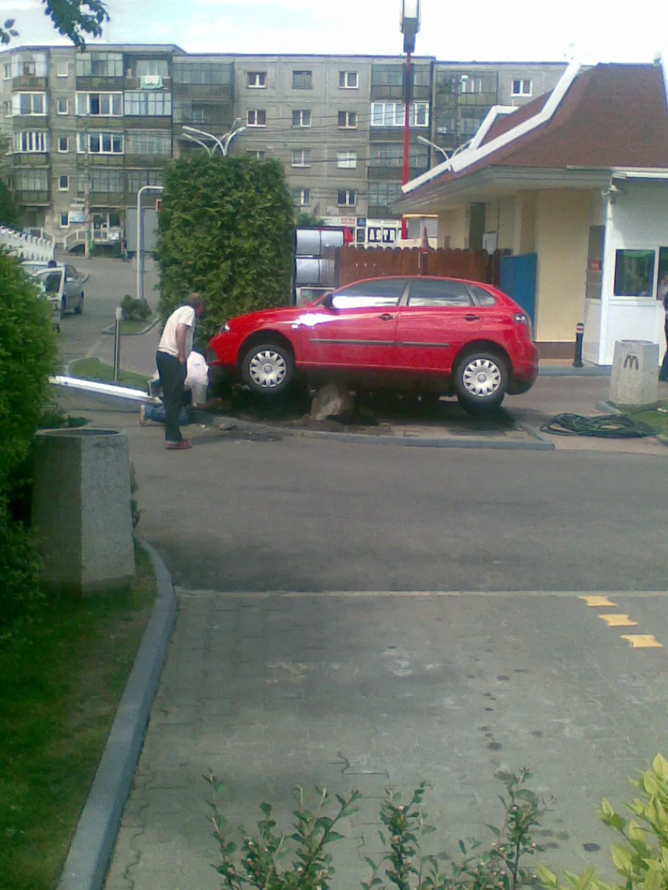 Accident - o maşină a rămas suspendată
