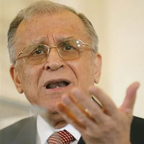 Ion Iliescu îi acuză pe Traian Băsescu şi pe Monica Macovei pentru întârzierea adoptării codurilor