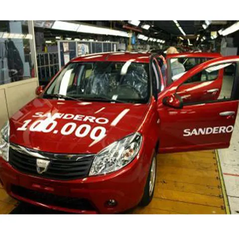 Automobilul Dacia Sandero cu numărul 100.000 este de culoare roşie şi rămâne în ţară