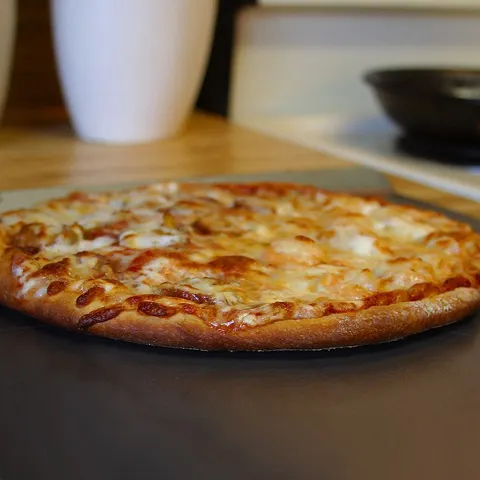 S-a lansat şi pizza de criză, care nu are caşcaval