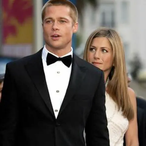 Brad Pitt sparge gheaţa şi o sună pe Jennifer Aniston