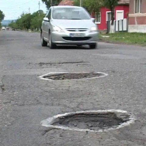 Gropile de pe drumul dintre Târgu Mureş şi Târnăveni sunt vopsite cu var