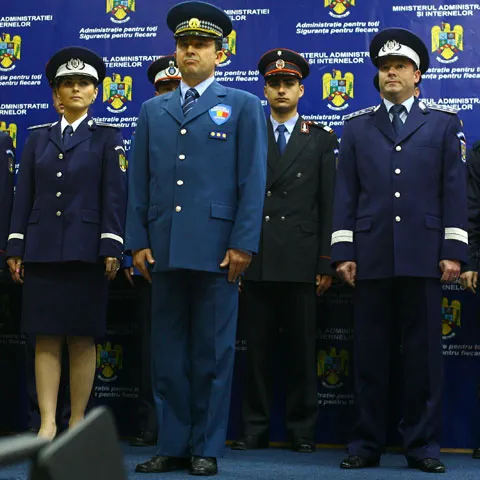 Primarul din Sfântu Gheorghe vrea ca uniformele poliţiştilor locali să fie inscripţionate bilingv