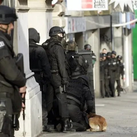Luare de ostatici la o bancă din Budapesta. Poliţia l-a dezarmat pe atacator