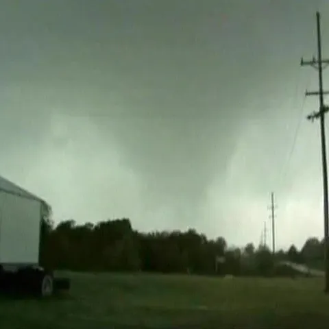 Mai multe tornade uriaşe au devastat zone din Missouri şi Oklahoma 