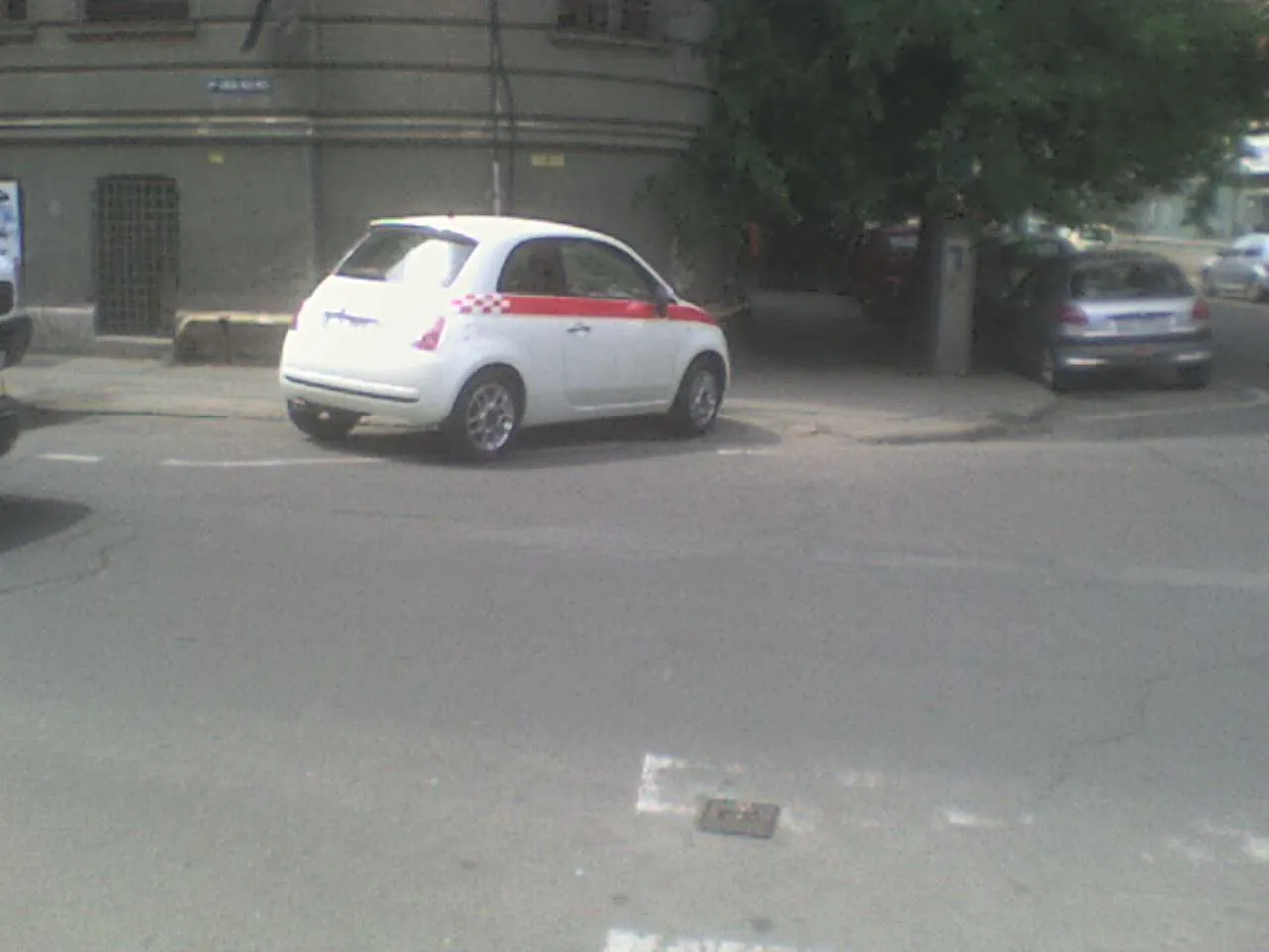 Maşini staţionate pe trecerea de pietoni, în Arad