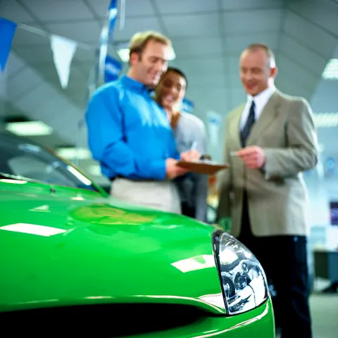 Producătorii auto se bat în oferte pentru a atrage cumpărători