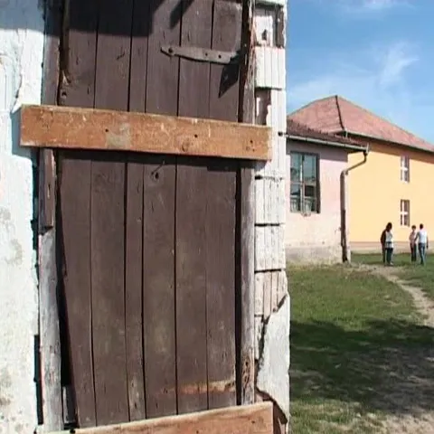 Elevii din Miercurea Nirajului, jud. Mureş, învaţă în şcoli neautorizate 