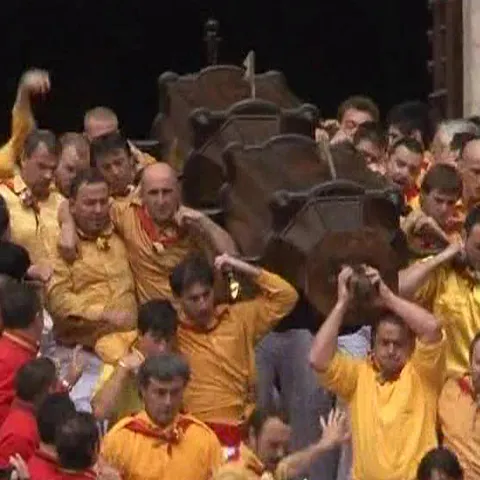 Anual, în Gubbio are loc La Festa dei Ceri - cursa sfinţilor-patroni. VEZI VIDEO