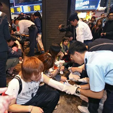 Un atac cu acid a provocat rănirea a 30 de persoane în Hong Kong