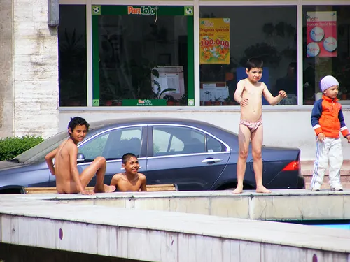 Baie în fâtâna arteziană din Galaţi