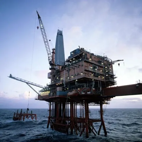 Petrolul s-a scumpit până la cel mai mare nivel din ultimele şase luni