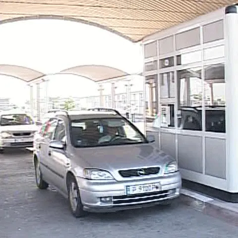 Opt funcţionari care încasau taxa de pod la Giurgiu au fost reţinuţi