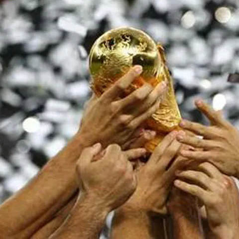 Trofeul Cupei Mondiale la fotbal vine în România!