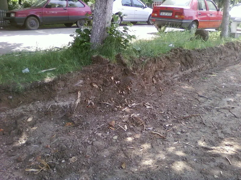 Gropi lăsate în urmă de primărie