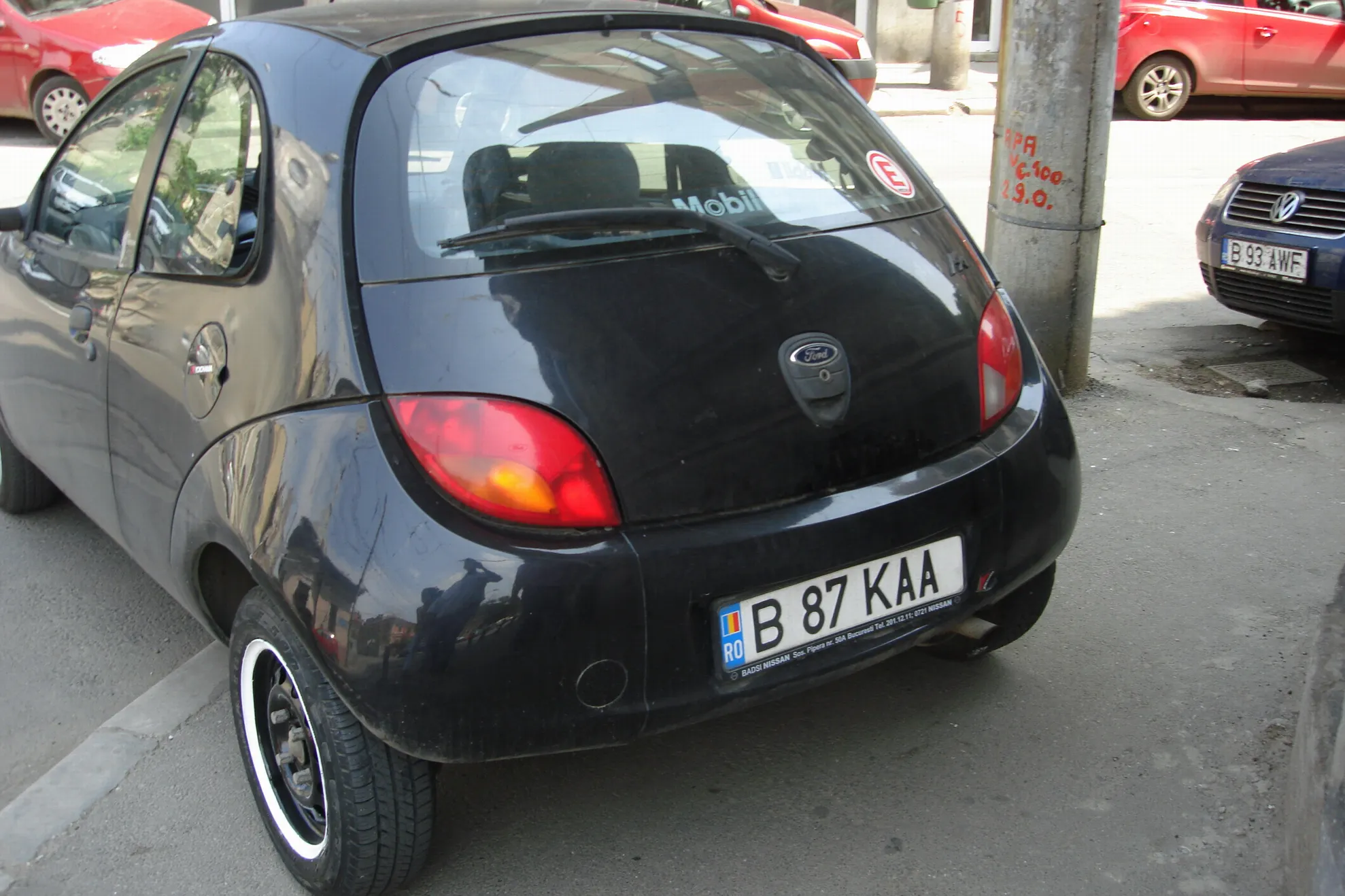 Pietonii se plâng de maşinile parcate pe trotuar