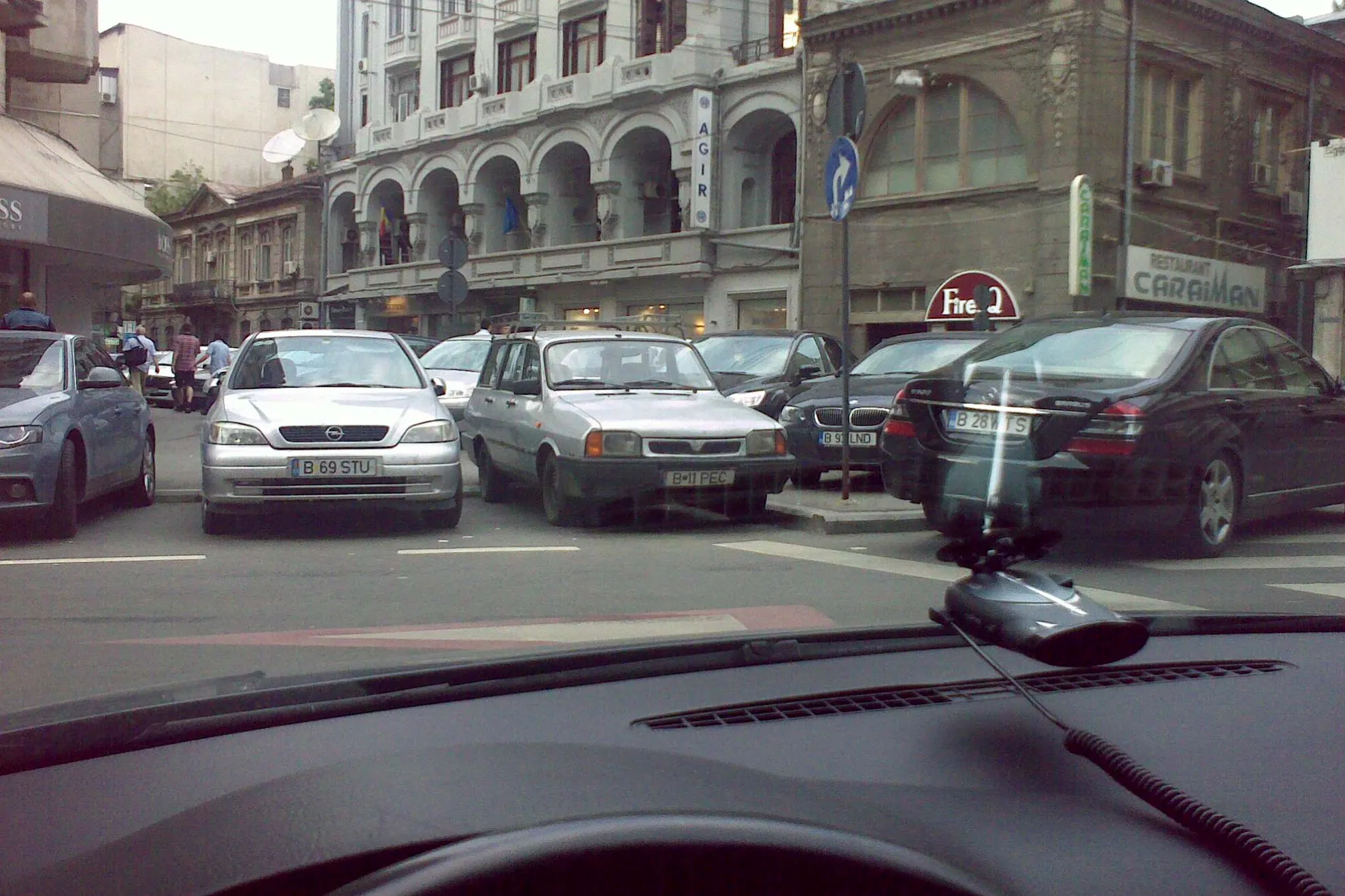 Capitala în lipsă de parcări, şoferii nu mai ţin cont de regulile de circulaţie