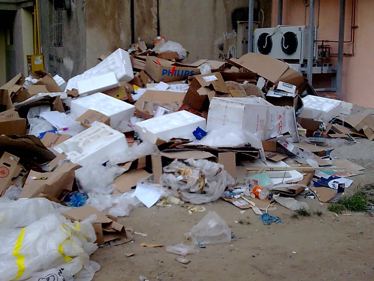 Magazin la parterul unui bloc, locatarii se plâng de gunoaiele lăsate în stradă