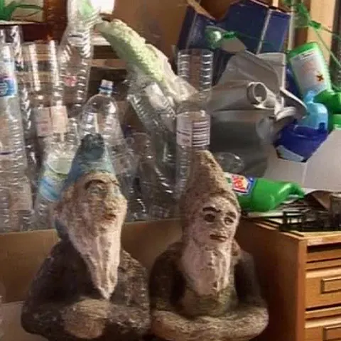 O artistă realizează sculpturi din sticle de plastic