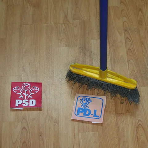 PSD Cluj face campanie electorală cu sape, mături şi parasolare 