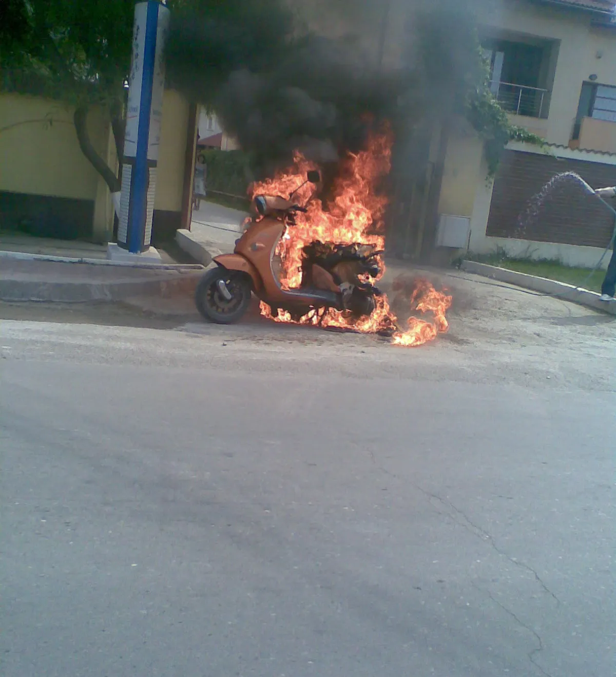 Scuter în flăcări