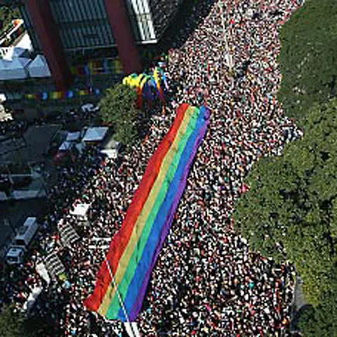 40% dintre români cred că relaţiile homosexuale ar trebui sancţionate
