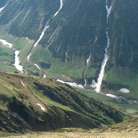 Un schior a murit în Munţii Bucegi, după ce a căzut într-o prăpastie