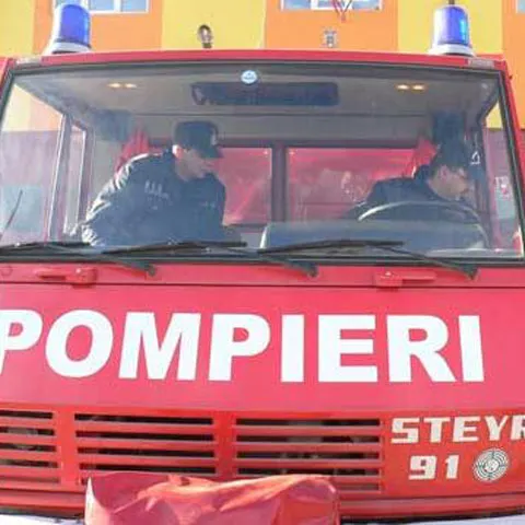 Un incendiu puternic a izbucnit la un depozit de materiale de construcţii din Timişoara 