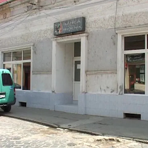 Angajata unei bănci din Arad a lăsat uşa instituţiei deschisă o noapte întreagă