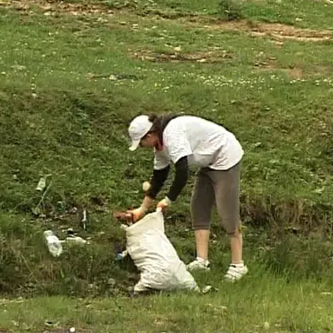 Staţiunile de pe Valea Prahovei au fost curăţate de gunoaie 