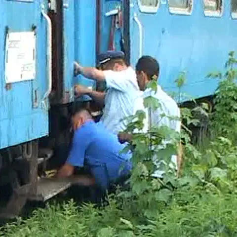 Un tren personal care venea de la Bucureşti a rămas blocat între staţii