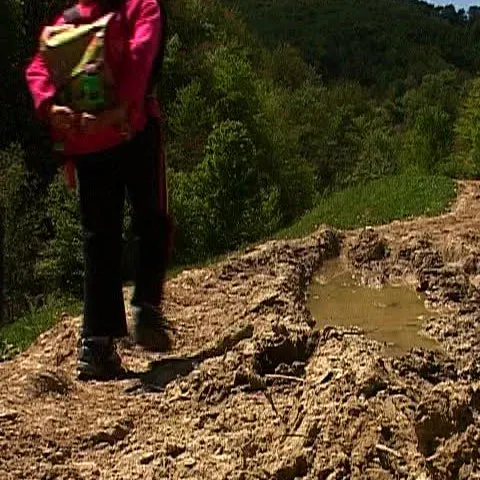 Maricela şi Mihaela merg zilnic opt kilometri, pe jos, până la şcoală şi înapoi 