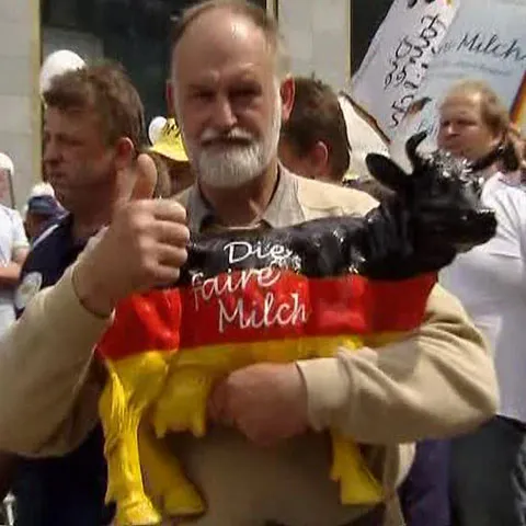 În jur de 1.000 de fermieri au protestat la la Bruxelles faţă de preţul mic al laptelui