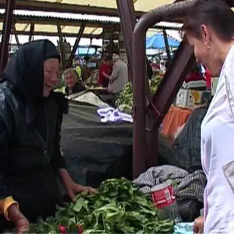Tanti Victoria vinde legumele din grădină într-o piaţă din Sibiu
