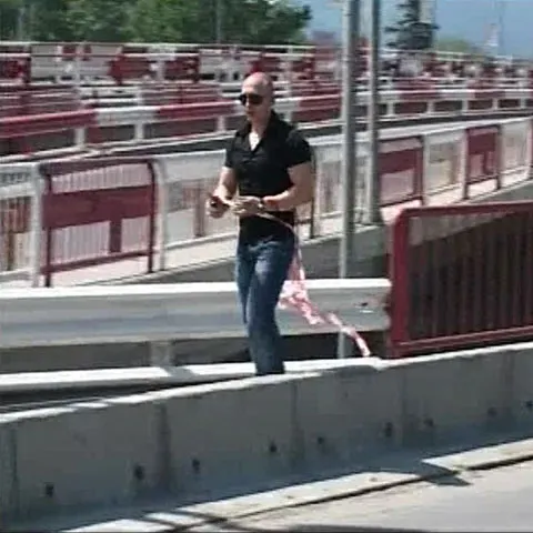 Proprietarul unui teren a blocat centura ocolitoare a Braşovului, după ce şi-a lăsat maşina în mijlocul drumului